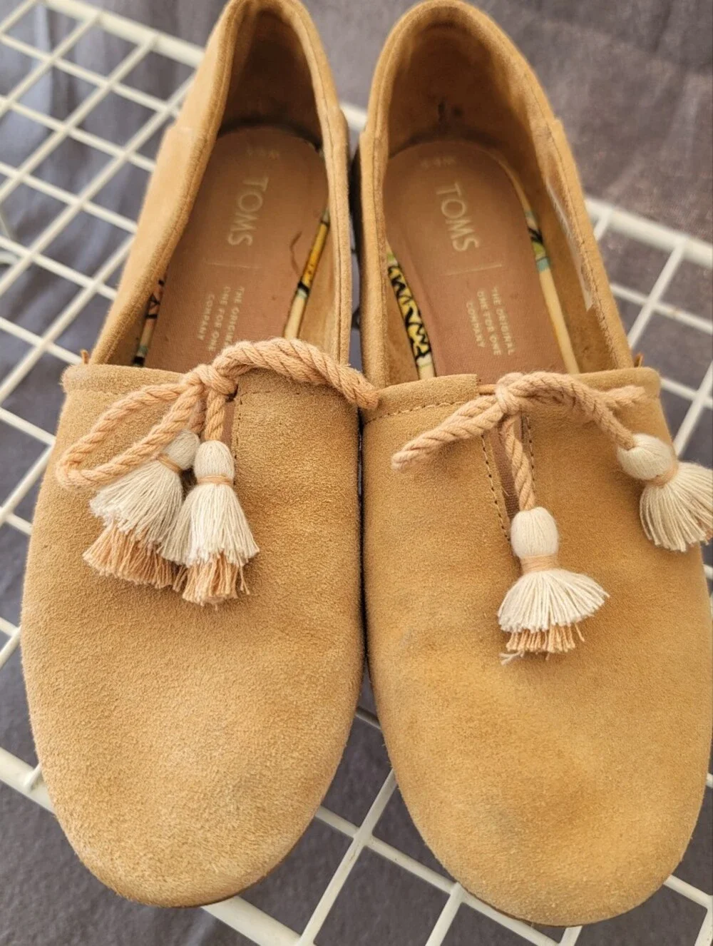 TOMS Kellie Suede Tassle Top Slip On Flats Camel Cream 6.5 Wide